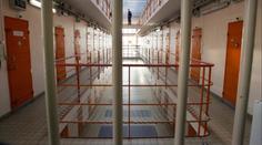 Lidé se dobrovolně hlásí na testování věznice, za mřížemi stráví několik dní