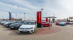Značky BMW a Audi lákají mladé, starší zákazníci upřednostňují Dacii a Citroën