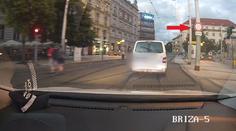 VIDEO: Opilec ujížděl strážníkům, nedbal ani zákazu vjezdu!