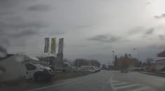 V Chrudimi řešili nehodu bez řidiče. Dodávka mu sama ujela