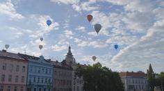 Nebe nad Hradcem halí horkovzdušné balony. Najednou se jich vznáší i desítky