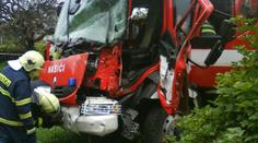 Hasičské auto se srazilo s osobním. Skončilo ve stromě