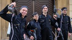 Piráti vyrazili s vapkami proti korupci. Musí zaujmout, mají poslední šanci, říká expert