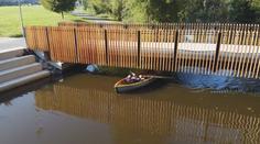 Obrácené zábradlí předělali, vodáci přesto lávku sotva podjedou
