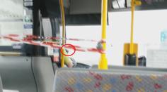 Řidička autobusu posílala SMS zprávy za jízdy a v dešti! Běžná praxe, tvrdí majitel