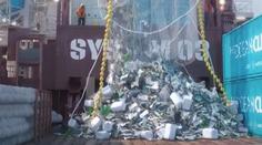 VIDEO: Obrovské síťové pytle čistí oceán. Tuny plastu zmizí z vody během pár minut