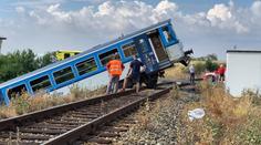 Vlak po srážce s dodávkou skončil ve svahu, jeden člověk zemřel