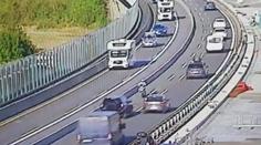 Motorkář předvedl sebevražednou misi. Na Olomouc si to šinul v protisměru, k nehodě chyběl milimetr