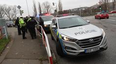 Agresivní řidič měl najíždět a střílet po autě. Uvnitř seděla žena s malými dětmi