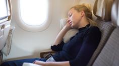 Tohle je láska! Muž šest hodin v letadle stál, aby manželka mohla spát