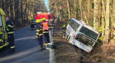 Autobus u Plzně skončil v příkopu. Byl zřejmě kradený, řidič nadýchal