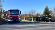 Nebezpečný kousek 14letého chlapce. Z mostu měl skočit přímo na vlak