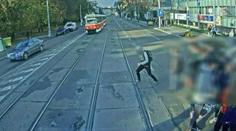 Děsivé video: Žák v Brně přebíhal před tramvají, ta ho smetla