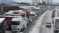 Při nehodě desítek aut se zranilo šest lidí. Dálnici D5 zprůjezdnili po 11 hodinách