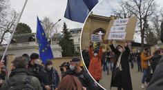 "Putin je vrah!" Při protestech před ruskou ambasádou zasáhli těžkooděnci