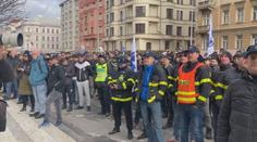 Pískot a bučení na ministra Rakušana. Policisté i hasiči v Praze zahájili protesty
