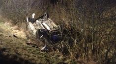 Na dálnici D5 se srazila dodávka s osobákem a motorkou, dva zranění.
