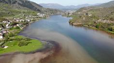 Populární jezero se zbarvilo do děsivého odstínu. Hrozí úhyn ryb a zákaz koupání