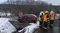 Vlak smetl na přejezdu auto se seniory, hasiči je museli vyprostit