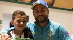 Chlapec chtěl dres, dočkal se nadávek. Neymar ho krásným gestem rozplakal