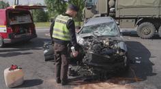 V nemocnici leží po srážce s kamionem dva lidé. K nehodě se připletl i vůz armády