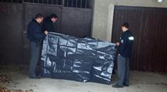 Tragédie v Praze! Muž vypadl z paneláku a zemřel