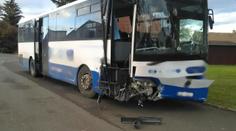 Autobus plný dětí narazil do kruhového objezdu! 11 zraněných