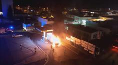 VIDEO: Řidič se zachránil na poslední chvíli. Auto mu vzplálo přímo na benzince