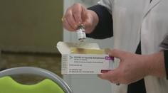 Praktici v Praze se dočkali vakcín. Rozváželi jim je celý den hasiči