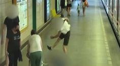 Cizinec brutálně napadl lidi v metru, vážně je zranil. Policie hledá svědky