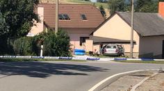 Smrtelná nehoda u Sedlčan: 80letý řidič narazil do rodinného domu