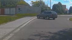 Mladík opakovaně řídil bez průkazu. Policie ho chytla pod ohradníkem pro krávy