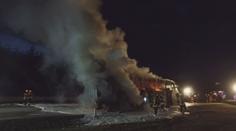 Na dálnici shořel český autobus, cestující prchali z plamenů