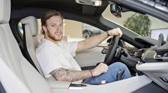 Pastrňák má novou káru. Na léto dostal hybrid, který umí 250 km/h