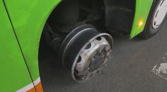 Autobus plný lidí jel po dálnici bez pneumatiky. FlixBus se řidiče zastal