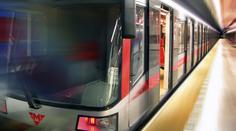 Dítě, které přejelo metro, je po operaci v kritickém stavu
