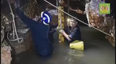 Špatné zprávy: Děti nemají na útěk z jeskyně síly, pršet začne už brzy