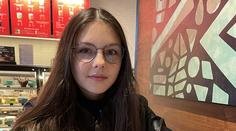 Dospívající Anděla má jen základku. Díky svému IQ však chodí na vysokou