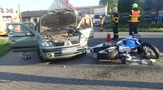 Motorkář se srazil s autem. Pět zraněných, včetně dvou dětí (5 a 8)