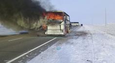 Autobus za jízdy zachvátily plameny. Uhořelo v něm 52 lidí