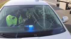 Policisté měřili na silnici rychlost! Z náklaďáku jim přitom na auto spadl kus ledu!