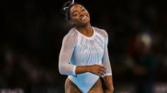 Nepřekonatelná výzva? Gymnastka Bilesová si ve stojce svlékla tepláky
