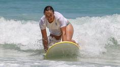Šwiateková ukázala křivky v plavkách, v Perthu se bavila surfingem