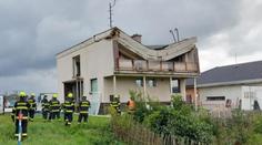 Domu na Přerovsku se propadla střecha. Hasiči vyprostili jednoho člověka