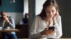 Žena hledala lásku na seznamce. Muž z ní vytáhl 700 tisíc korun