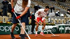 Krásné gesto Djokoviče! Ukázal respekt k soupeři, pak pomohl s úklidem