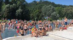 Koupaliště praskaly ve švech! Někde lidé čekali i skoro hodinu na vstup!