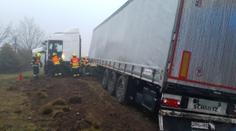Hasiči spěchali k nehodě. Ke zraněným museli kvůli bezohledným řidičům běžet