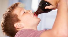 Poslanci chtějí zakázat prodej energy drinků dětem. Cola není ve hře