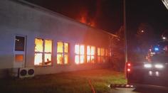 Při požáru vybuchovaly chemikálie! Policisté obcházeli domy a varovali obyvatele